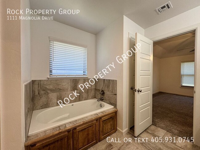 Building Photo - 1111 Magnolia Dr