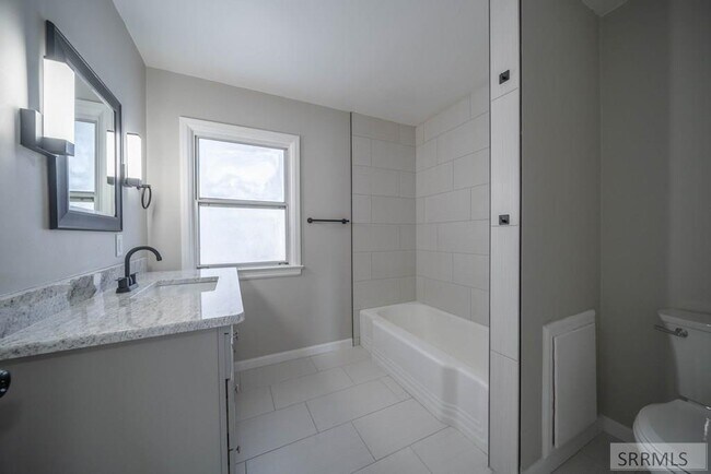 Building Photo - 187 3rd St