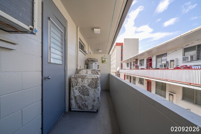 Building Photo - Prime Town Location – 1 Bed, 1 Bath Walk-Up - Corner Unit