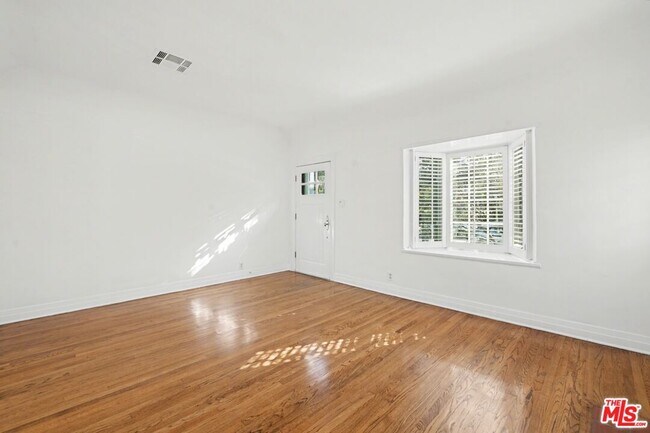 Building Photo - 10543 Almayo Ave