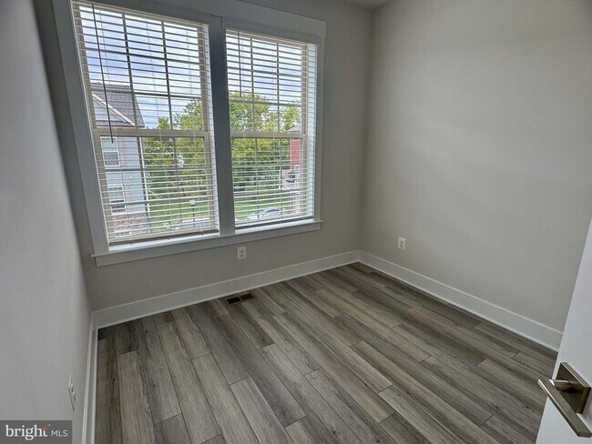 Building Photo - 201 Pomegranate Ln