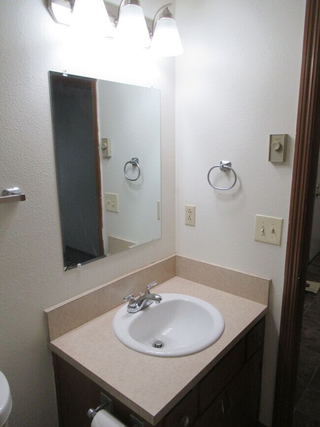 Building Photo - One Bedroom Apartment Close to Downtown