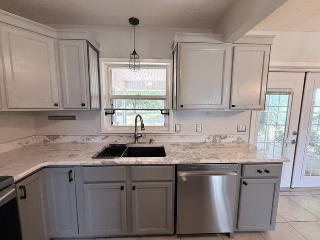 Building Photo - 2 Bedroom & 2Bathroom in Spring Lake