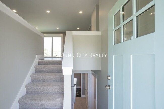 Building Photo - 1608 Autumn Ridge Dr