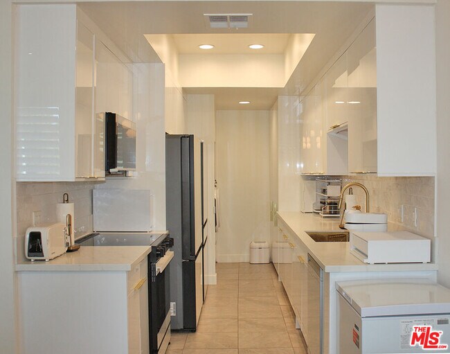 Building Photo - 2175 S Beverly Glen Blvd