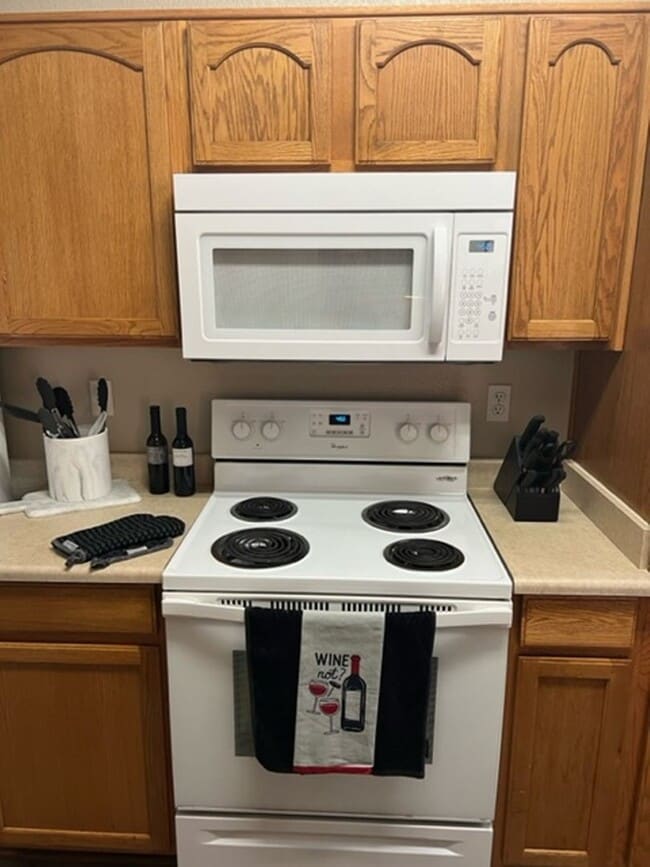 Building Photo - Beautiful 2 Bed/2Bath Lower Unit Condo wit...