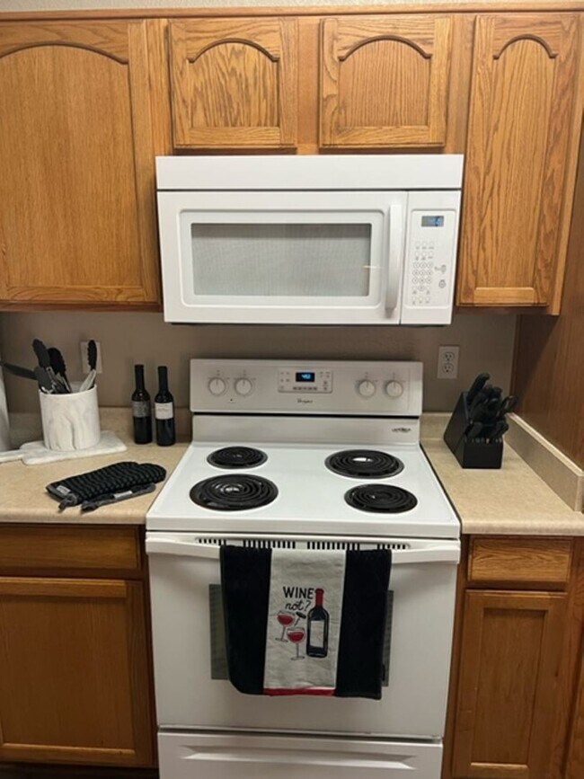 Building Photo - Beautiful 2 Bed/2Bath Lower Unit Condo with 1 Car Garage