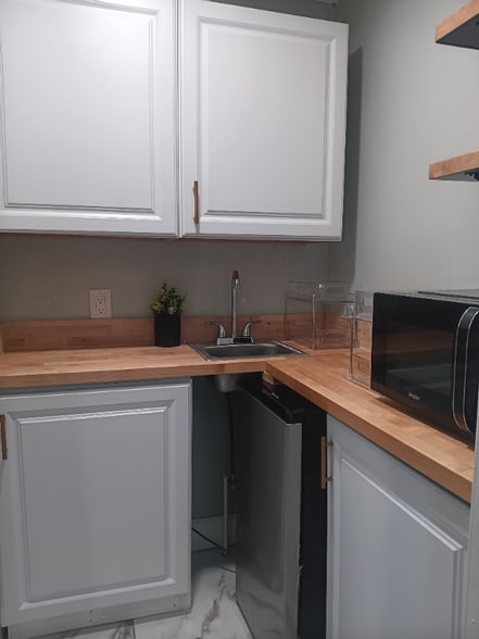 Building Photo - D4 10th Ave