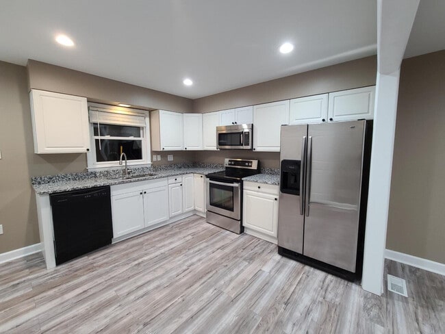 Building Photo - 2470 Millbrook Dr