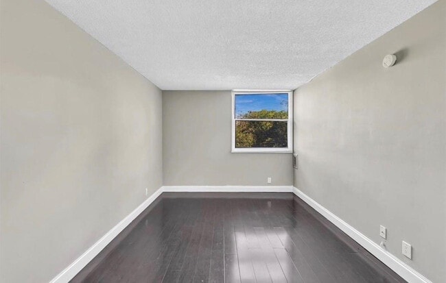 Building Photo - 2701 Riverside Dr