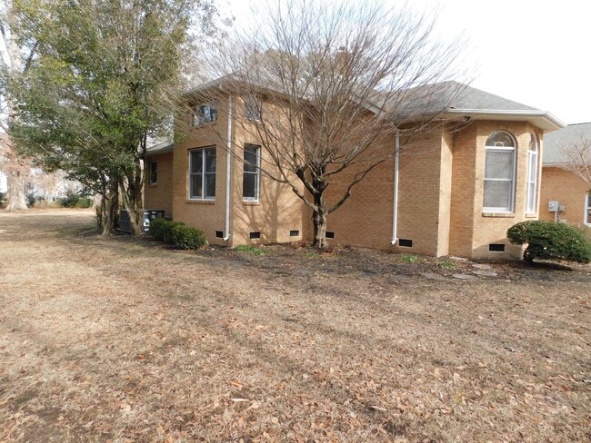 Building Photo - 3 bedroom 2.5 bathroom in Forrest Park Sub...