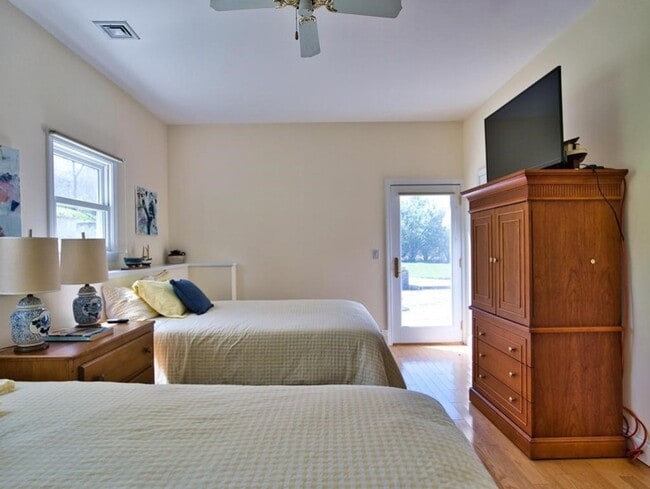 Building Photo - 149 Nanaquaket Rd