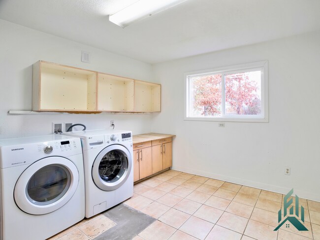 Building Photo - 315 SE Park Ave