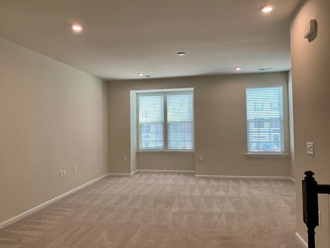 Building Photo - WONDERFUL Townhome in North East Raleigh, Available Now!