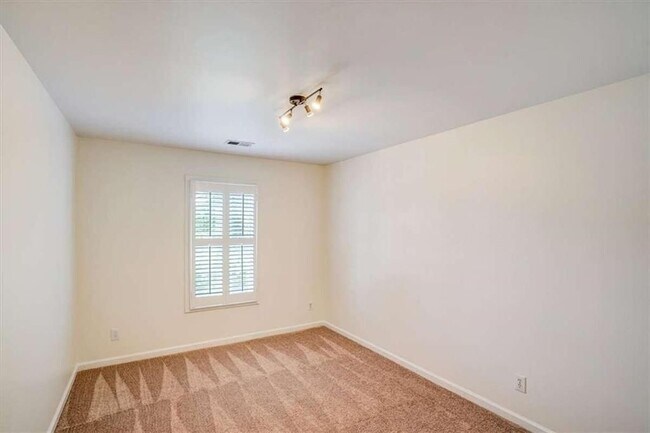 Building Photo - 142 Stoneforest Dr