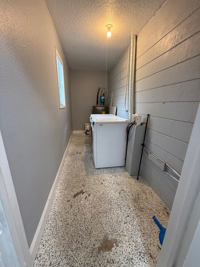 Building Photo - 2739 King Cole Dr