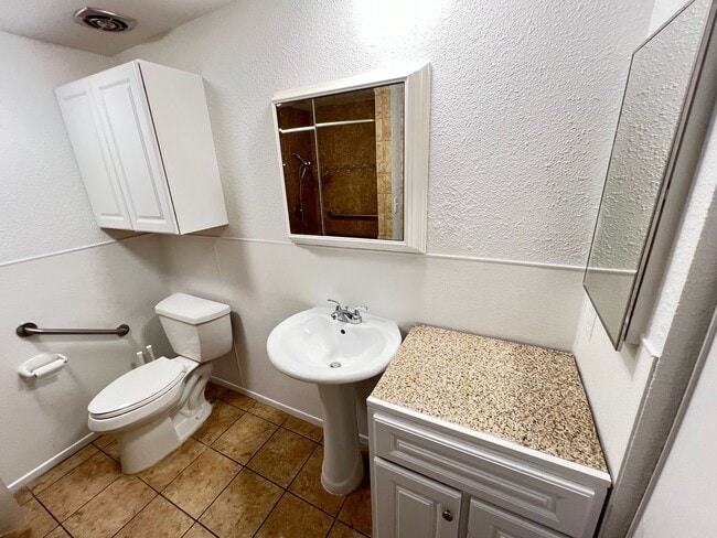 Building Photo - Adorable and Recently Upgraded 4 Bedroom P...