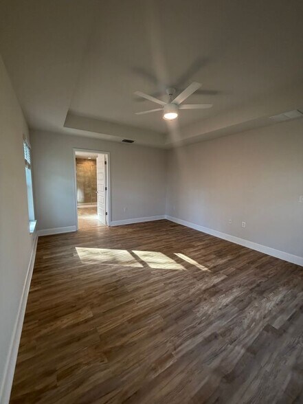 Building Photo - 4602 Karen Ave N