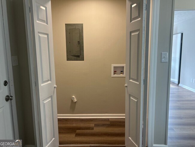 Building Photo - 1695 E Broad St