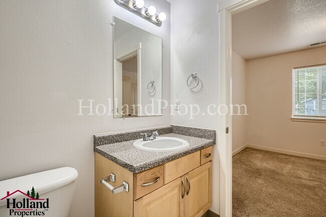 Building Photo - Spacious 2 Bedroom, 2 Bathroom Apartment with Dual Decks in Northeast Portland! NEW PRICE $1,750 !!