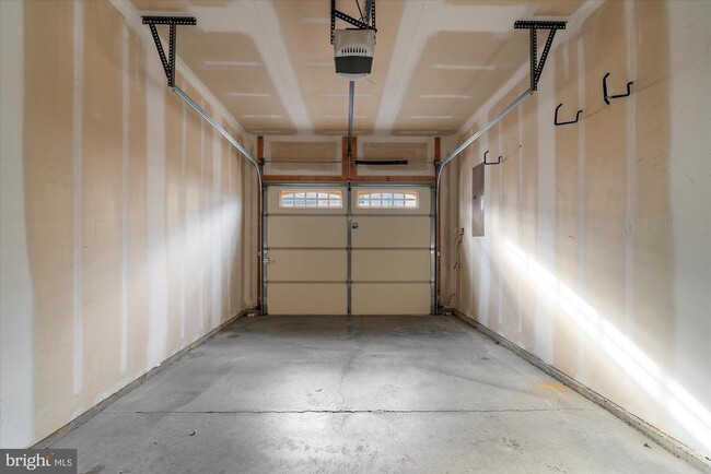 Building Photo - 105 N Yeingst Dr