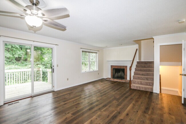 Building Photo - 409 The Meadows