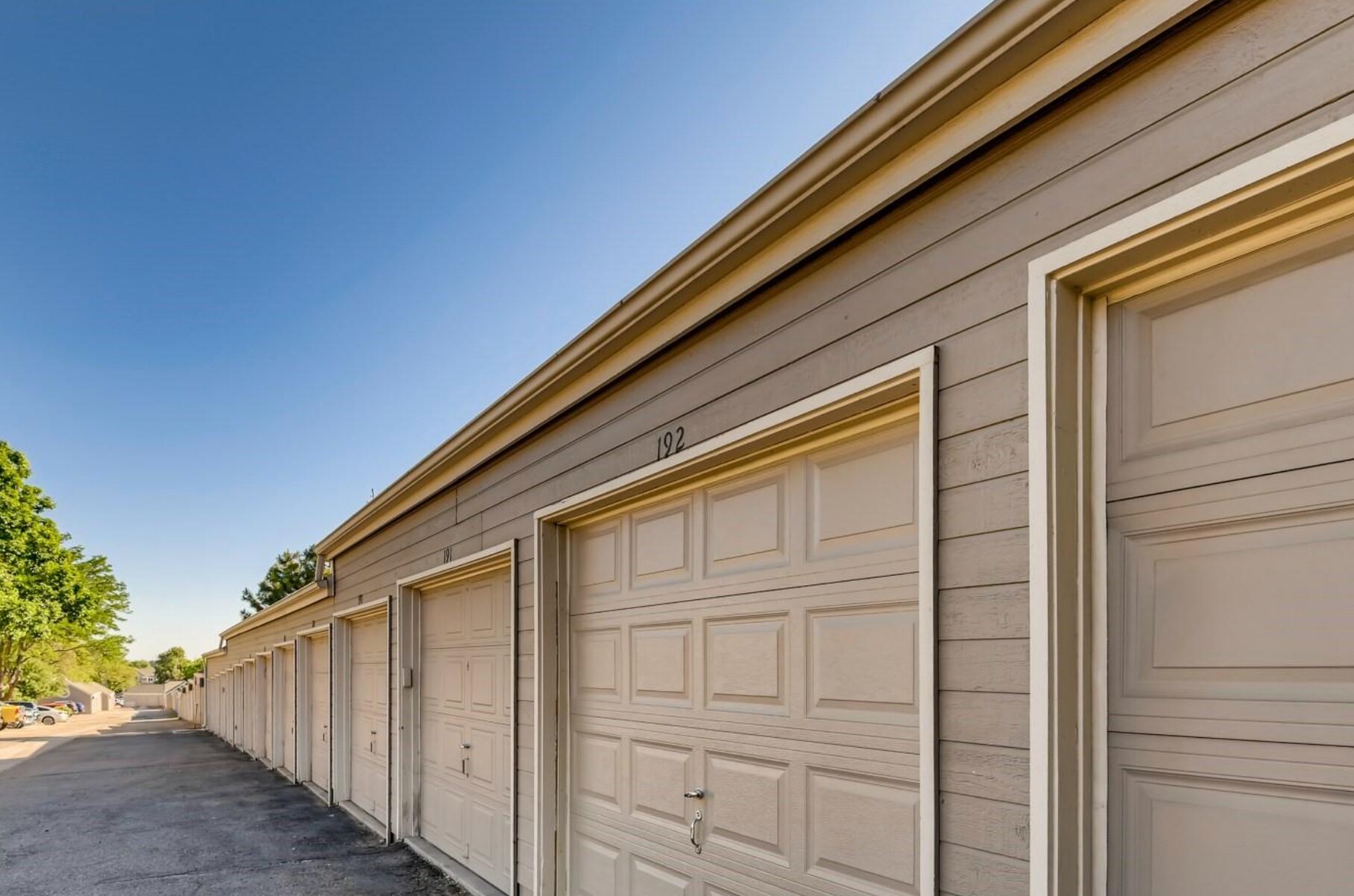Detached garage + reserved parking place - 5712 W Asbury Plz