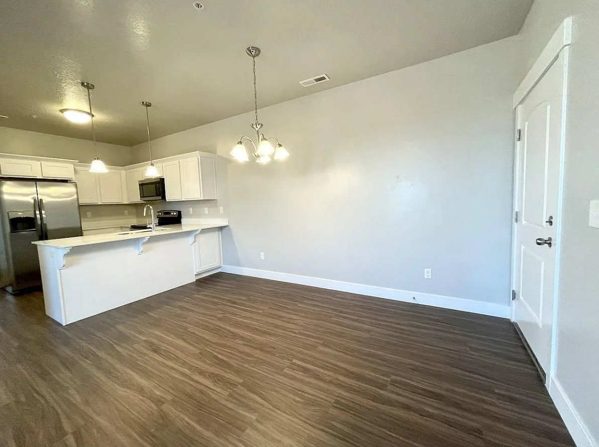 Building Photo - 357 750 N
