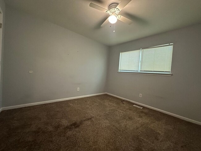 Building Photo - Available Now! Townhouse in Jacksonville