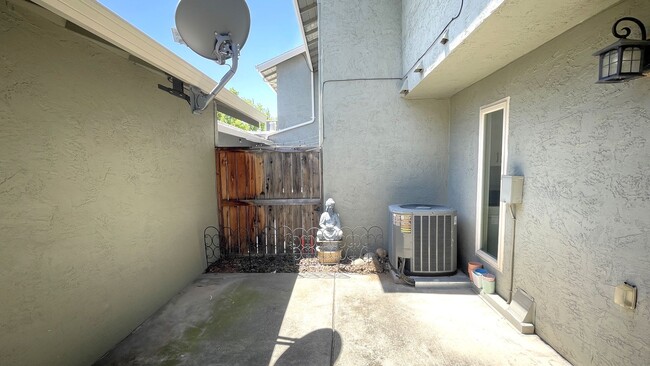Building Photo - Concord Beautiful remodeled 3 bedroom 2 ba...