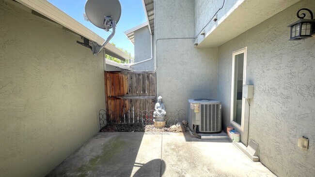 Building Photo - Concord Beautiful remodeled 3 bedroom 2.5 ...