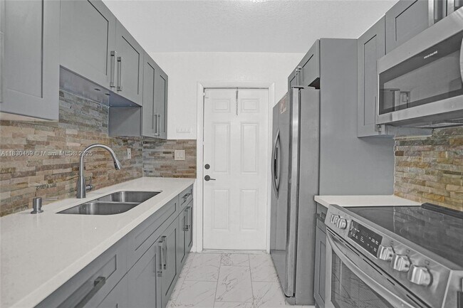 Building Photo - 3431 NW 5th Pl