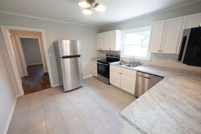 Building Photo - South Knox Cottage!!!