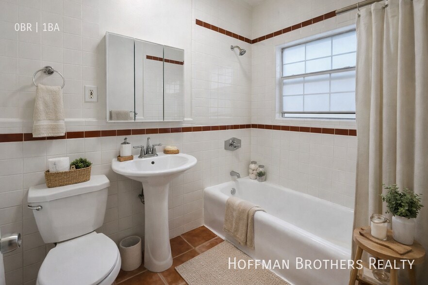 Building Photo - 1317 N Bronson Ave