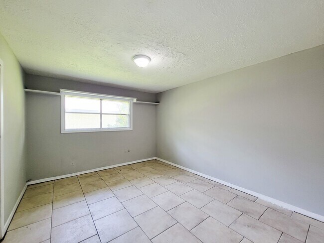 Building Photo - 1703 Raintree Dr