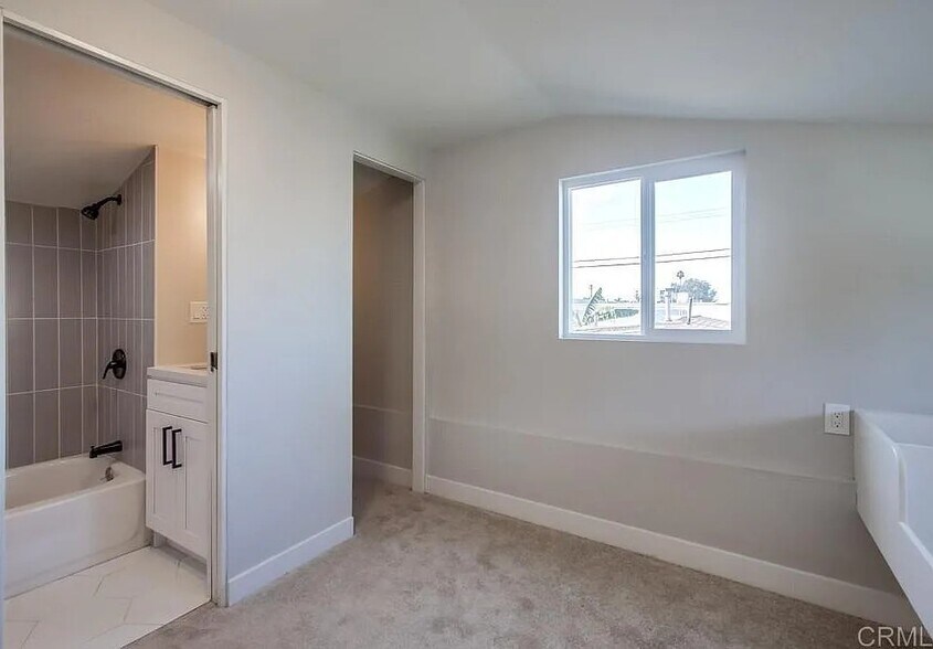 2nd bedroom showing ensuite bath and closet - 3596 44th St