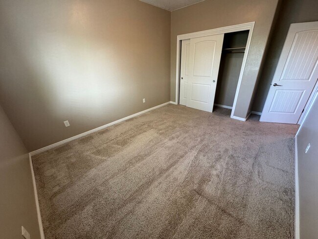 Building Photo - 1920 N Lakota Cir