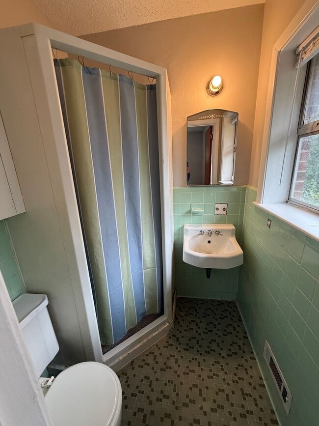 Building Photo - Great 3 bed 2 bath