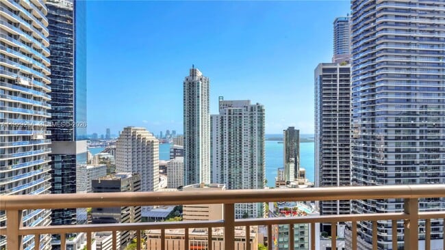 Building Photo - 999 SW 1st Ave