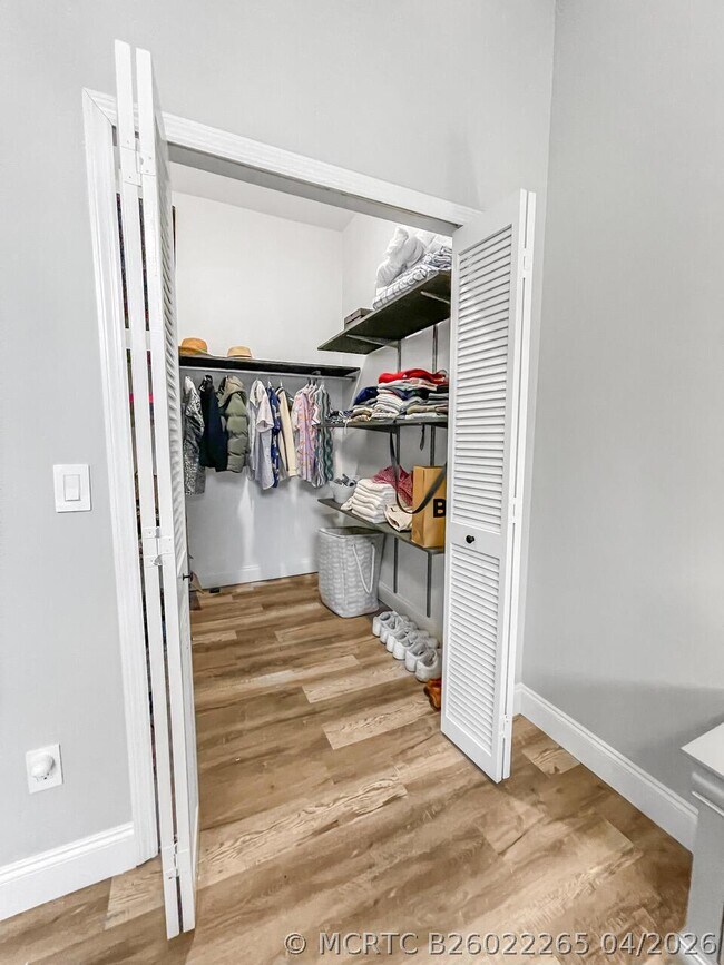 Building Photo - 12989 Meadowbreeze Dr