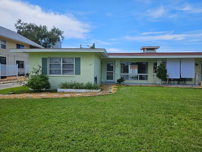 Building Photo - Annual Unfurnished 2 Bedroom, 2 Bath Duple...