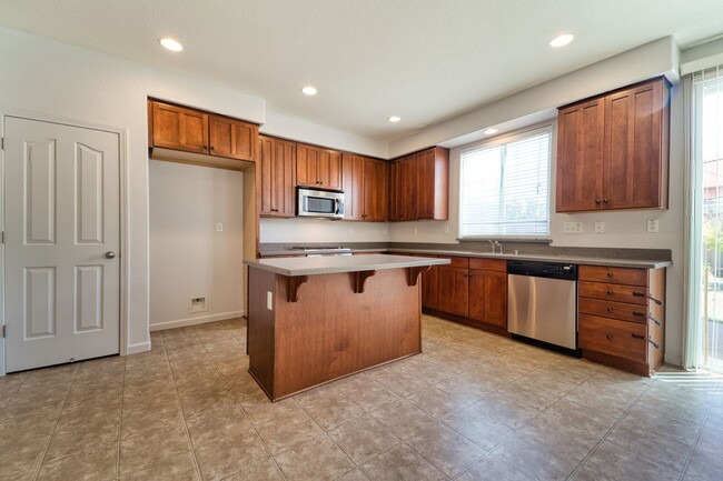 Building Photo - Spacious 4-Bedroom Home with Den – North Y...