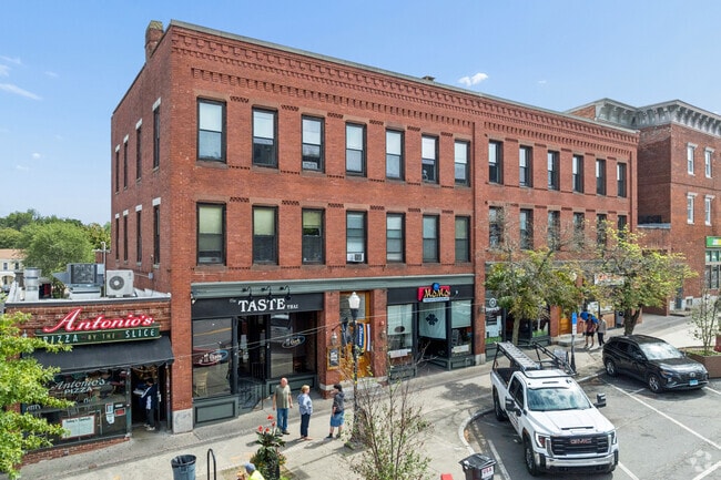 Building Photo - Lincoln Real Estate-Undergrad/Grad Housing