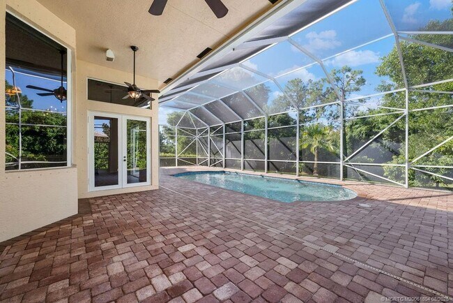 Building Photo - 511 SW Squire Johns Ln