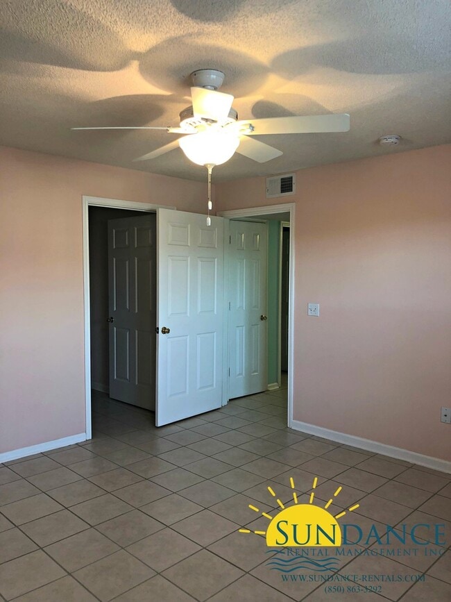 Building Photo - Convenient Destin Living with Community Am...