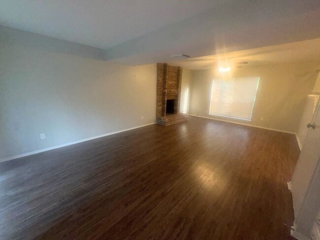 Building Photo - 2222 Riverford Dr