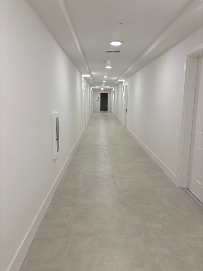 Building Photo - Modern 2 Bedroom + Den Condo Near The Mall at Millenia