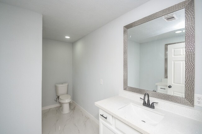 Building Photo - 9230 Lanewood Dr