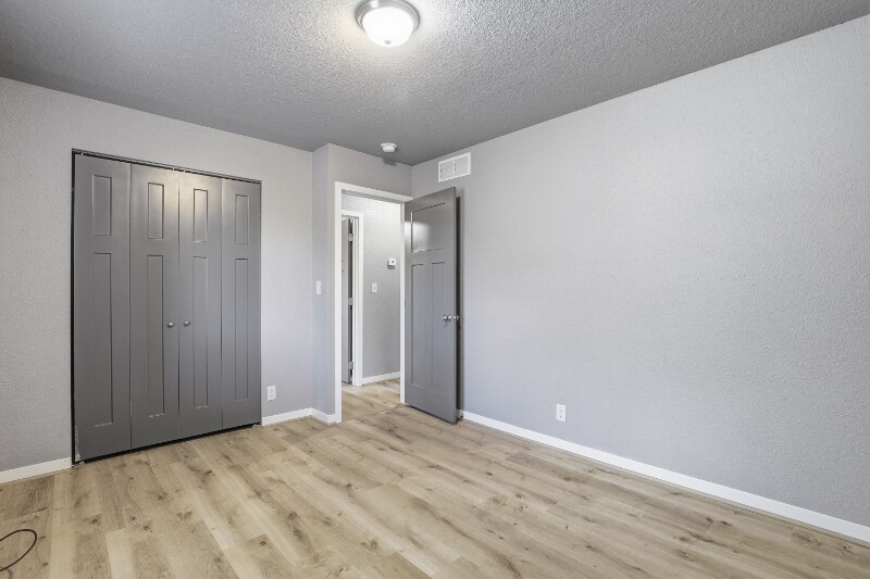 Building Photo - 2104 Prairie Ave