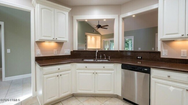 Building Photo - 1305 Rowland Dr
